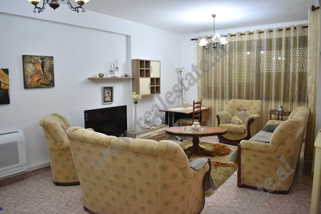 Apartament 2+1 me qera ne zonen e Bllokut ne Tirane, (TRR-518-15d)